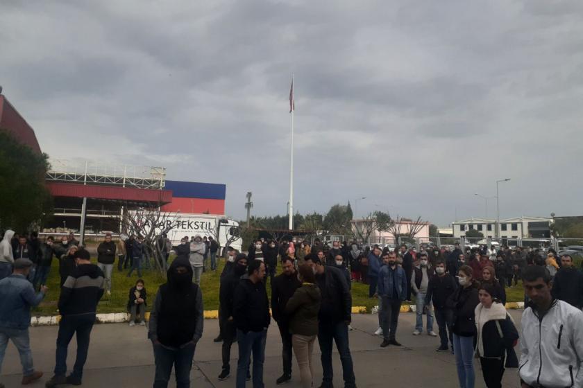 Akar Tekstil işçileri: Fabrikada bayılanlar var, önlem alınsın İzmir’deki Akar Tekstil'de üretim devam ediyor. Önlem alınmadan çalıştırıldıklarını söyleyen işçiler, 'Hasta olanlar var biliyoruz, patır patır insanlar bayılıyor' dedi.