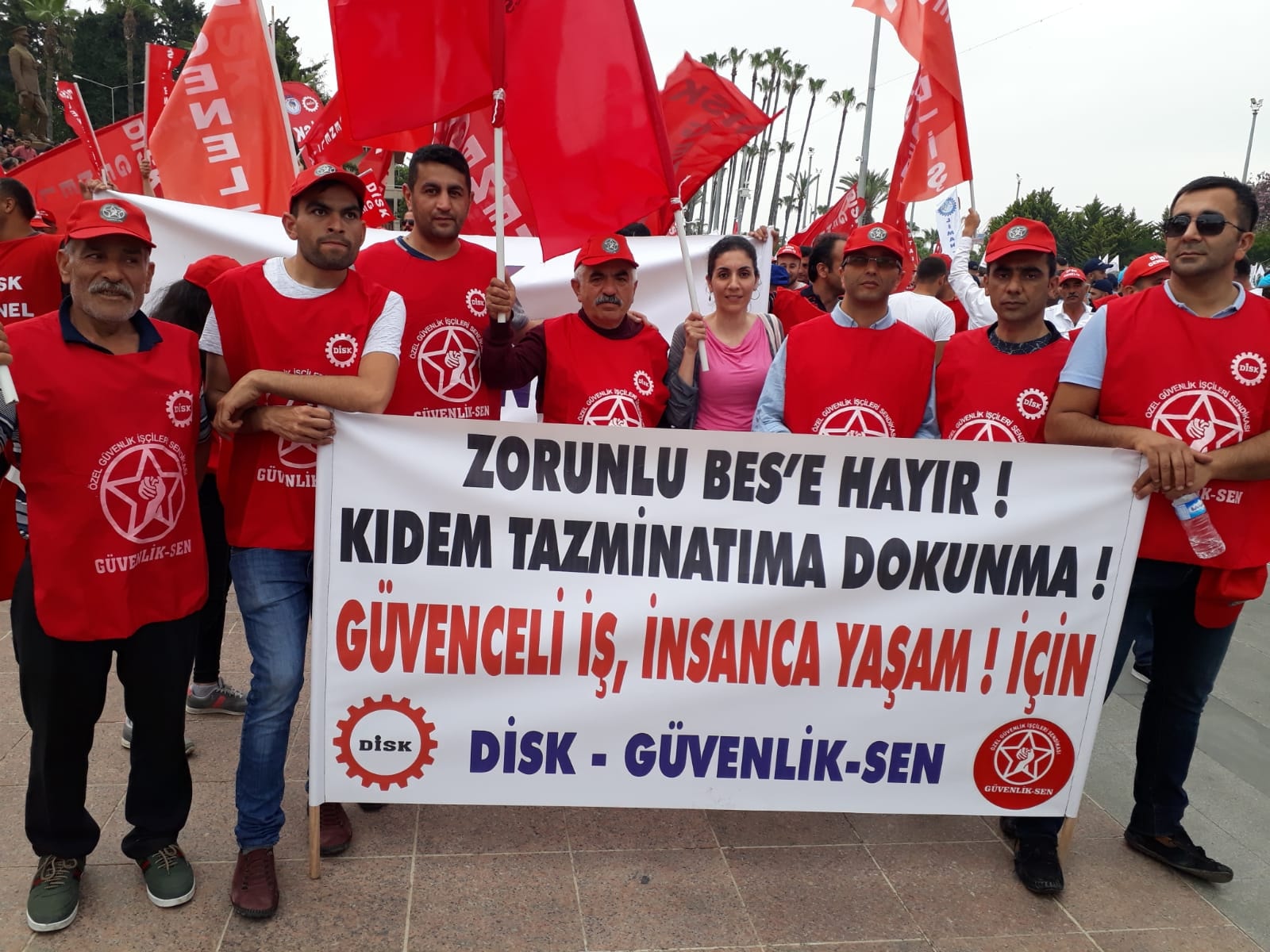 Mersin’de Direnen Emekçilerin Yanındayız !